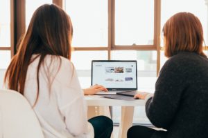 2 femmes devant un ordinateur