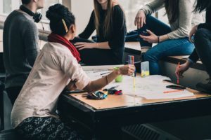 Femmes collaborant avec d'autres personnes