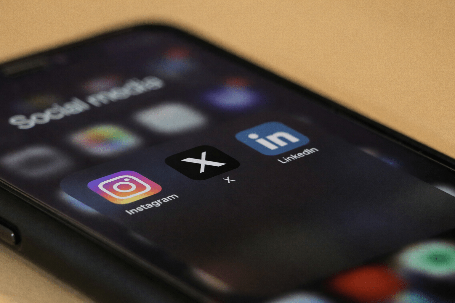 Téléphone portable avec des icones de différents réseaux sociaux tel que instagram, X...